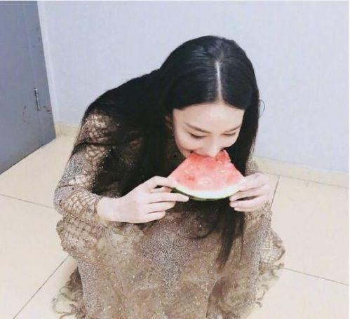 网红qq吃瓜裙,揭秘网络红人的时尚潮流与社交魅力